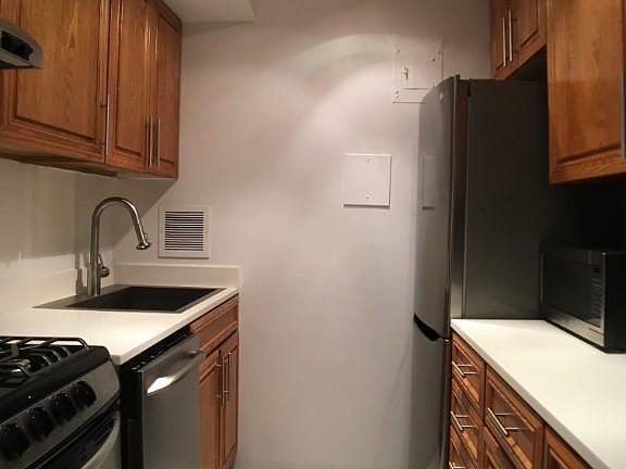 4th image of 305 W 13th St APT 5B