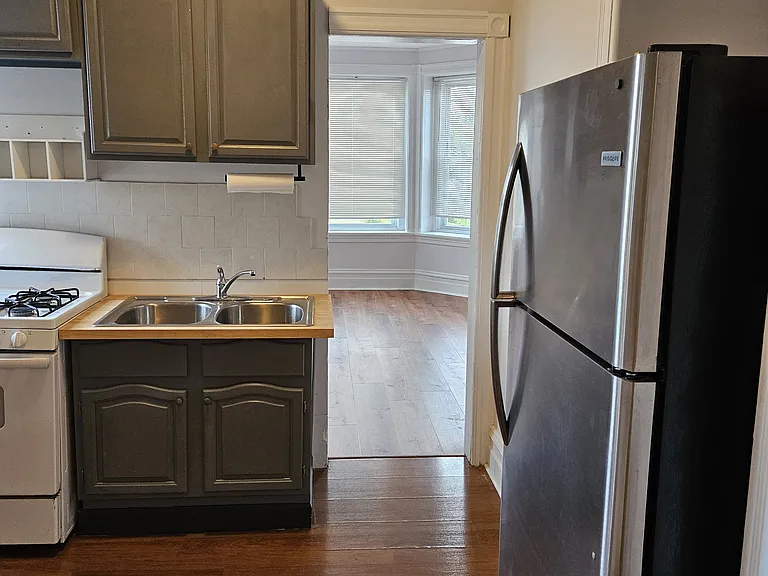 145 E North St — Photo 8