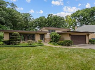 2708 Summit Ave, Highland Park, IL 60035