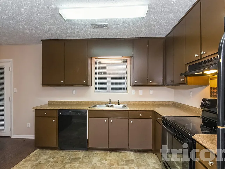 3341 Goldenchain Dr — Photo 9
