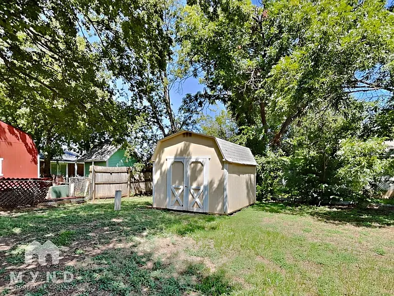 904 Redbud St — Photo 29