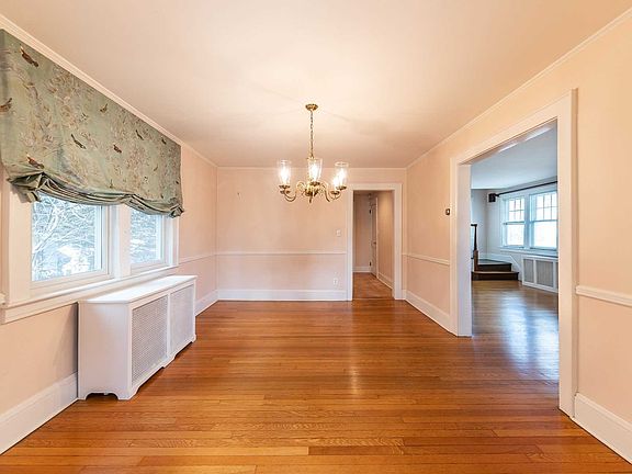 5th image of 160 Burtis Ave