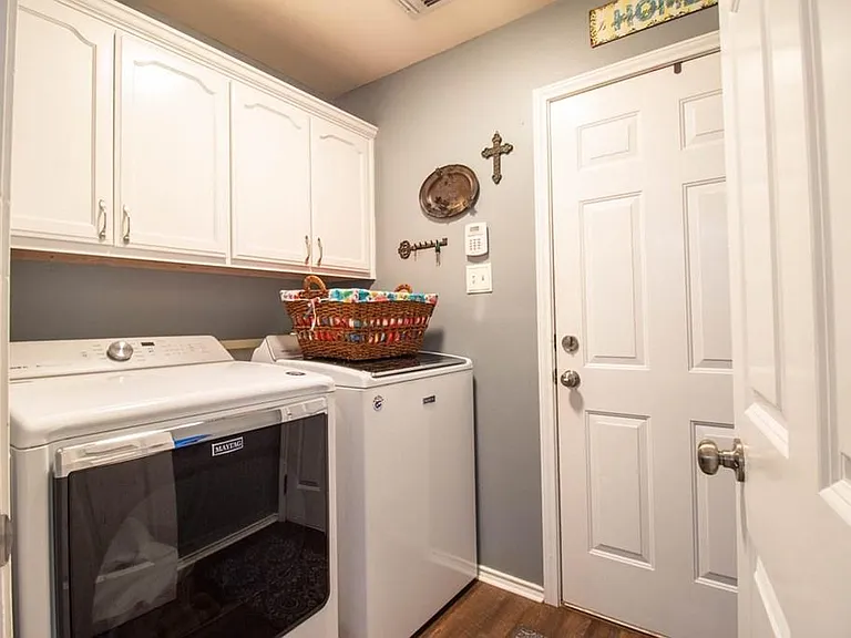 1215 Dorchester Dr — Photo 19