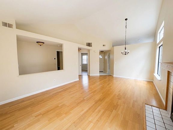 4th image of 1049 Armitage St