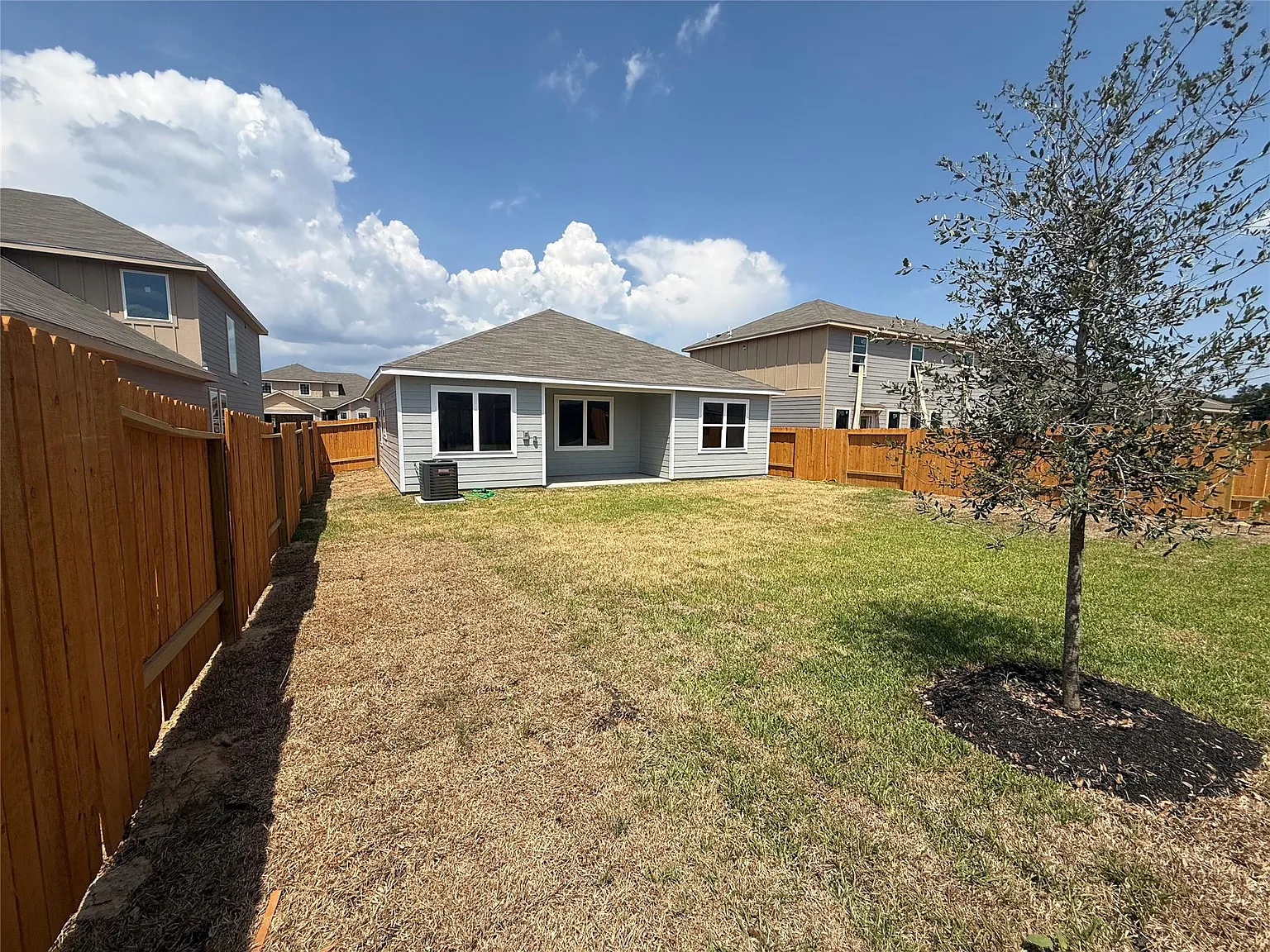 3 bed, 2.0 bath, 1316 sqft, $2,095 — Photo 2
