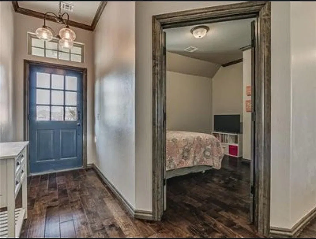 4 bed, 1926 sqft, $2,400 — Photo 2