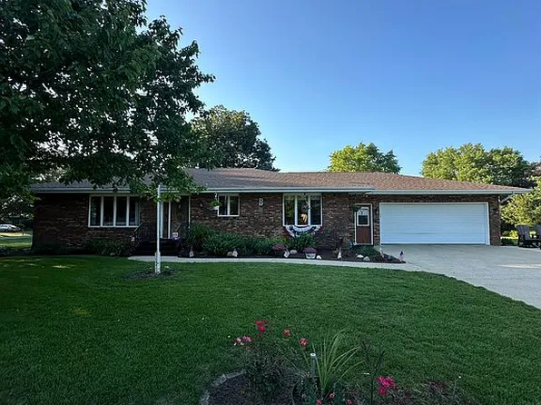 4 Carter Dr, Fairbury, IL 61739