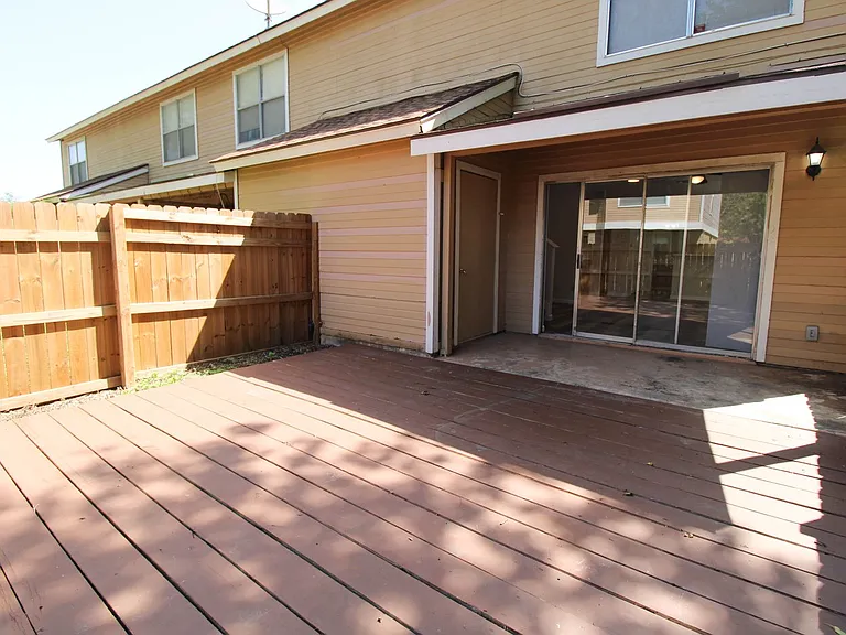 933 Schertz Pkwy — Photo 29