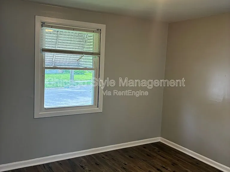 9713 S Oglesby Ave — Photo 10