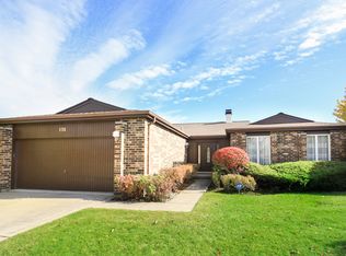135 Arrowwood Dr, Northbrook, IL 60062