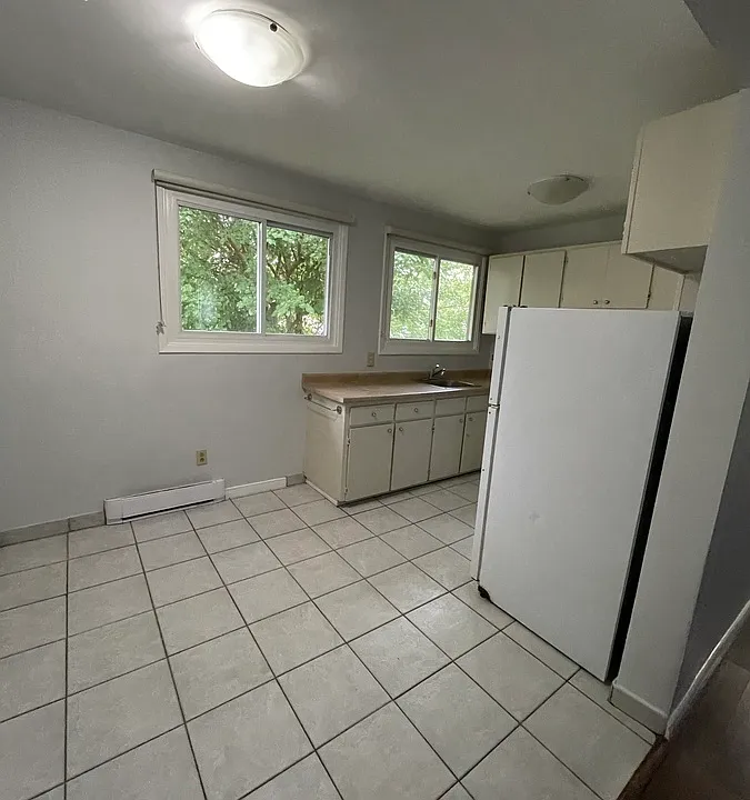 60 Southend Cres #4