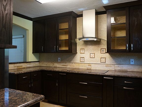 Cabinets w/ softclose drawer/door/trash compartment and spice rack.