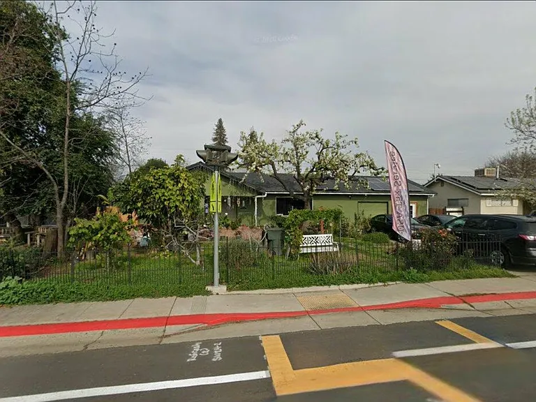 W Tulare Ave — Photo 1