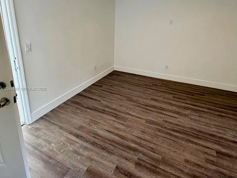 7535 NE 2nd Ct #4 — Photo 9