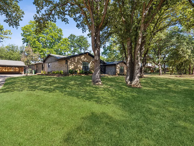 2015 Camelot Dr — Photo 25