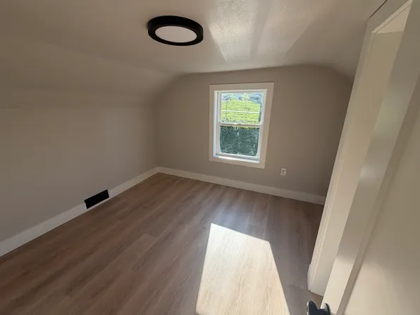 2111 5th St SW #A, Puyallup, WA 98371