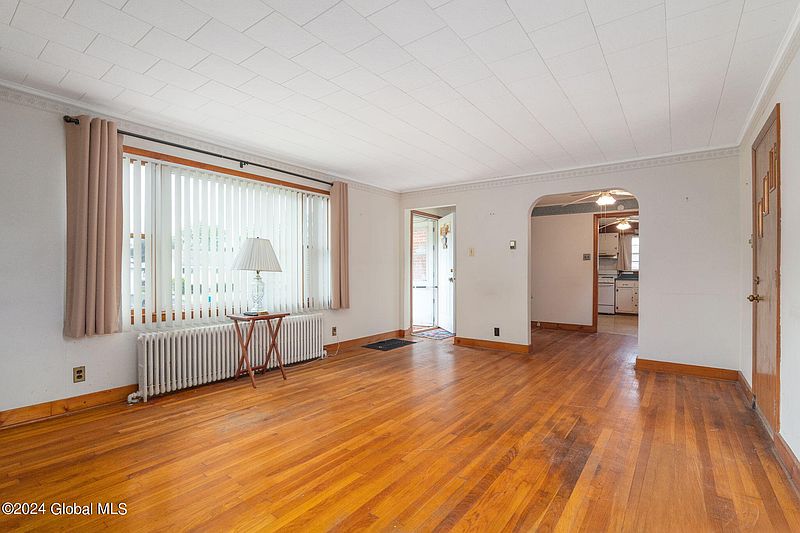 3rd image of 32 Blakely Court