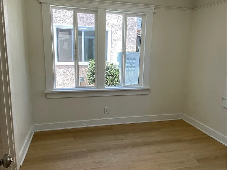 1366 W 37th Pl — Photo 8