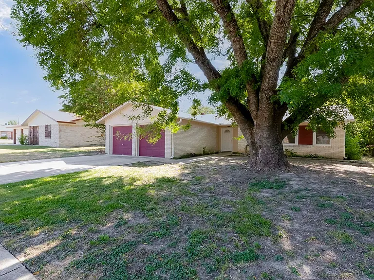 2404 Andover Dr — Photo 2