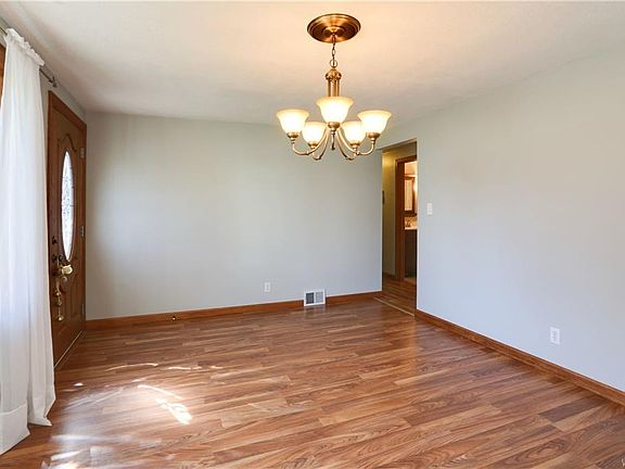 3rd image of 26 Queens Dr