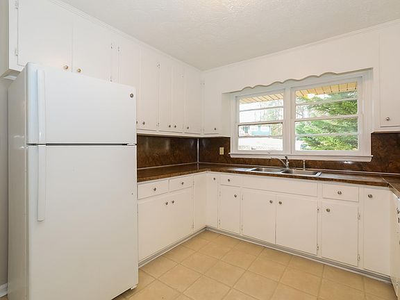 3rd image of 7205 Lakeview Dr SW