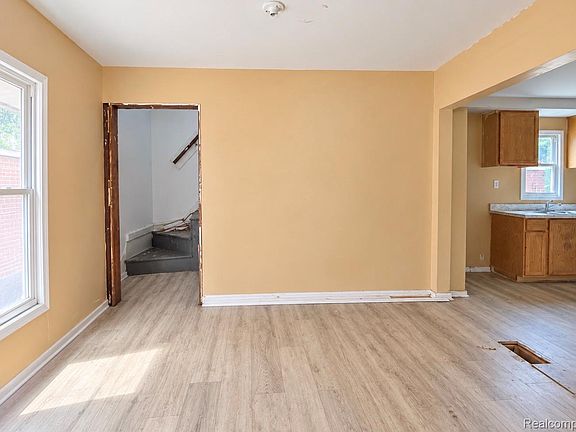 3rd image of 8495 Brace St