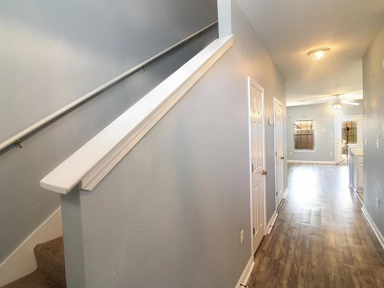 211 3rd St SE #J — Photo 9