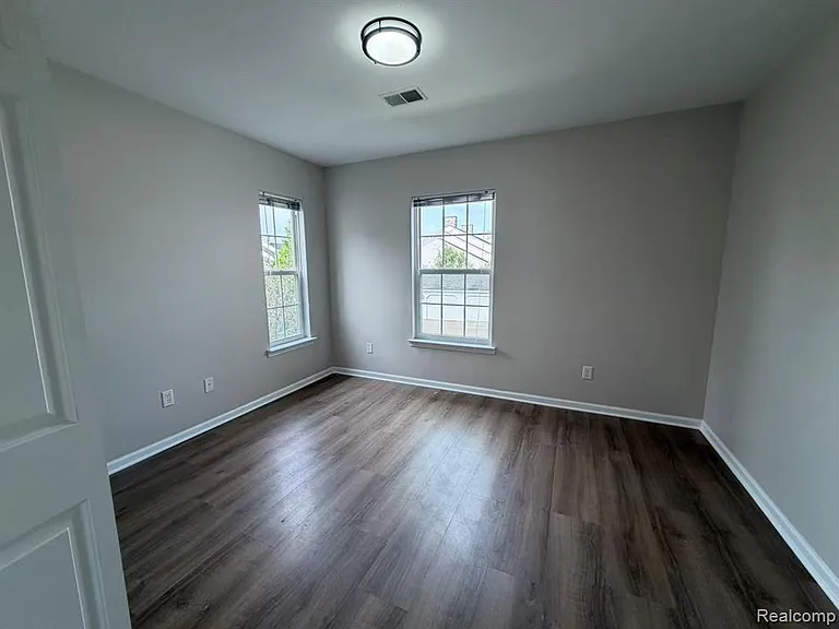 2710 S Knightsbridge Cir — Photo 8