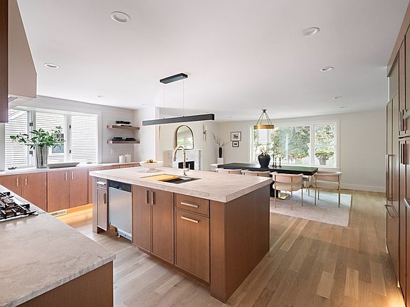 5th image of 10 Meredith Cir