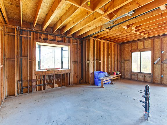 5th image of 223 Lilac Dr