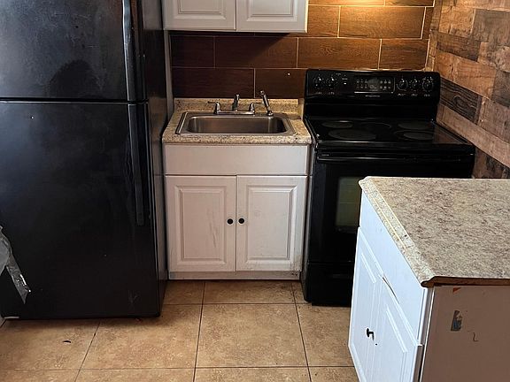 2nd image of 601 E Clementine St Floor 1