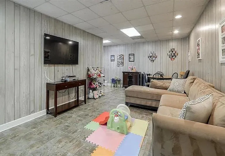 555 Greenland Rd — Photo 32