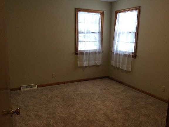 3rd image of 1137 Logan Ave