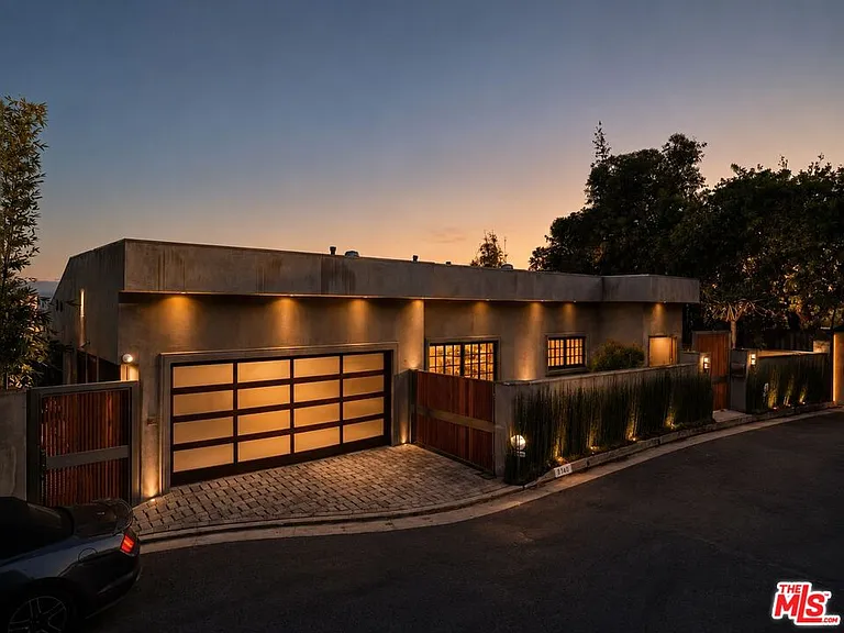 8740 W Saint Ives Dr — Photo 1