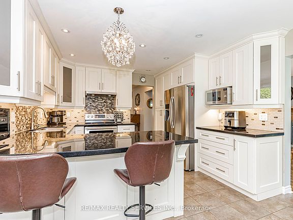 4th image of 50 Barr Cres