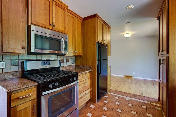 5 bed, 2001 sqft, $5,600 — Photo 4