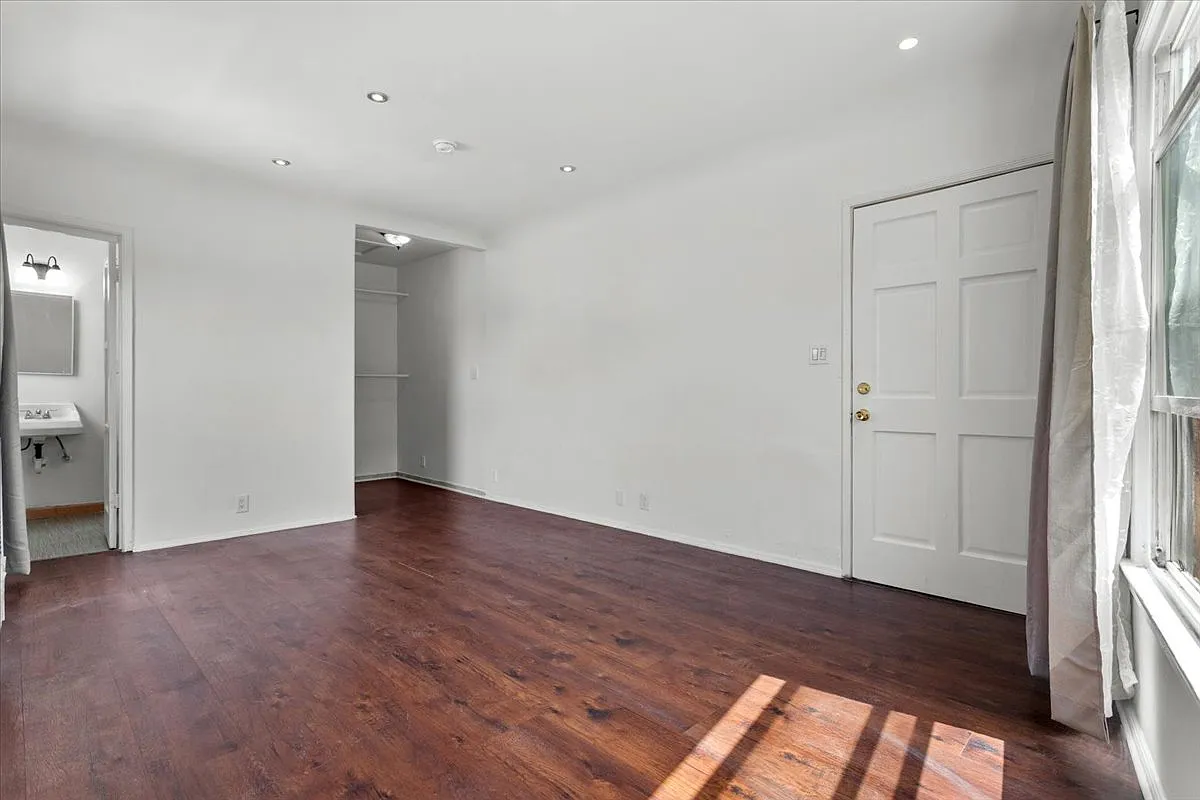 Studio, 261 sqft, $1,350 — Photo 4