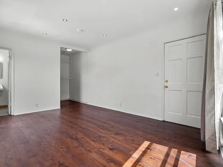 1032 S Redondo Blvd — Photo 4