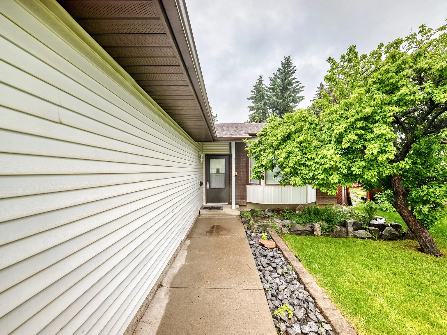 PN (631) Well-Maintained 6-Bedroom Home with Large Yard in La Perle — Photo 4