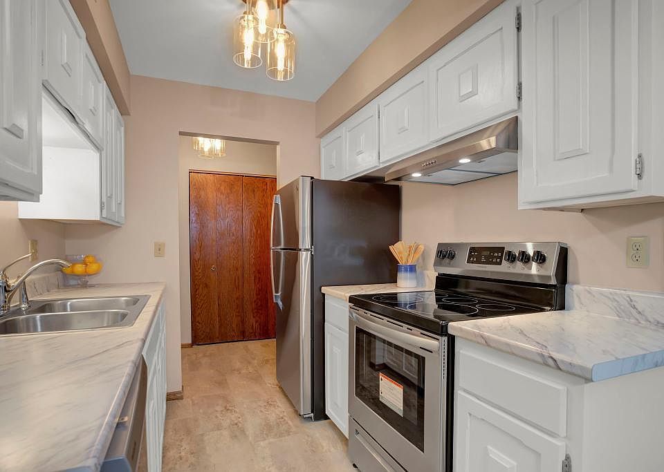 1st image of 456 Summit Ave APT 301