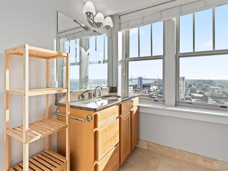 525 W Lafayette Blvd #13C — Photo 22