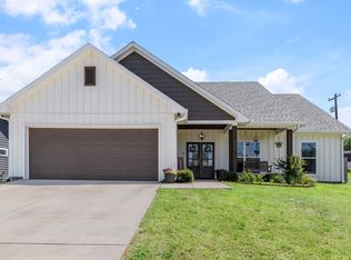 109 Byrom Ct, Whitesboro, TX 76273