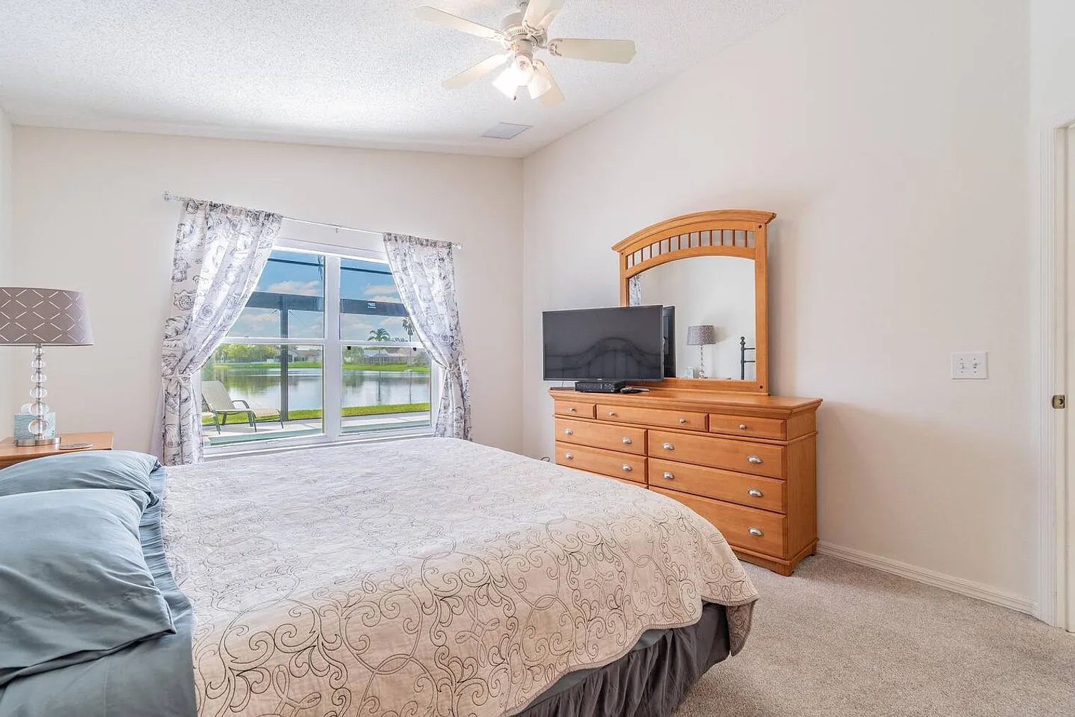 4 bed, 2.0 bath, 1679 sqft, $5,550 — Photo 3