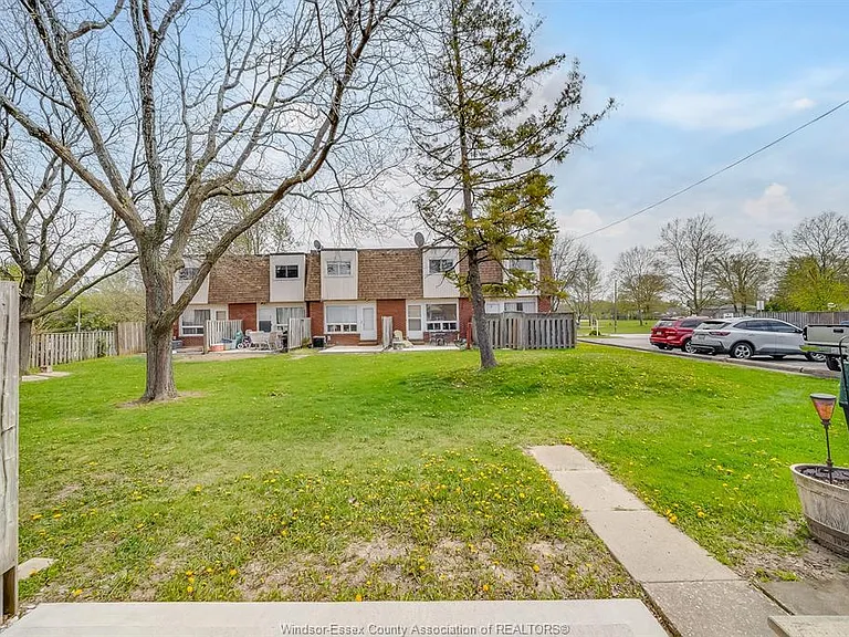 5486 Lassaline Ave — Photo 32