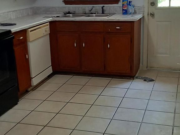 2nd image of 21 Forest Pl #21