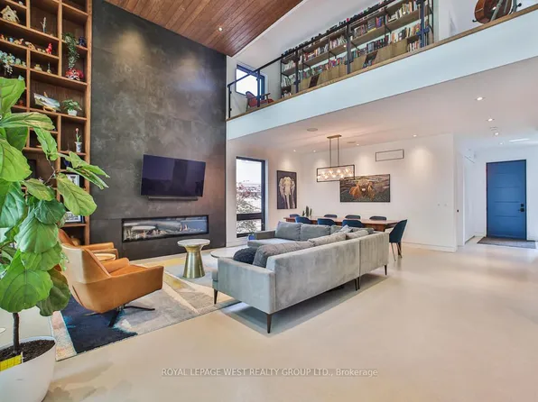 4 Old Oak Rd, Toronto, ON M9A 2V8