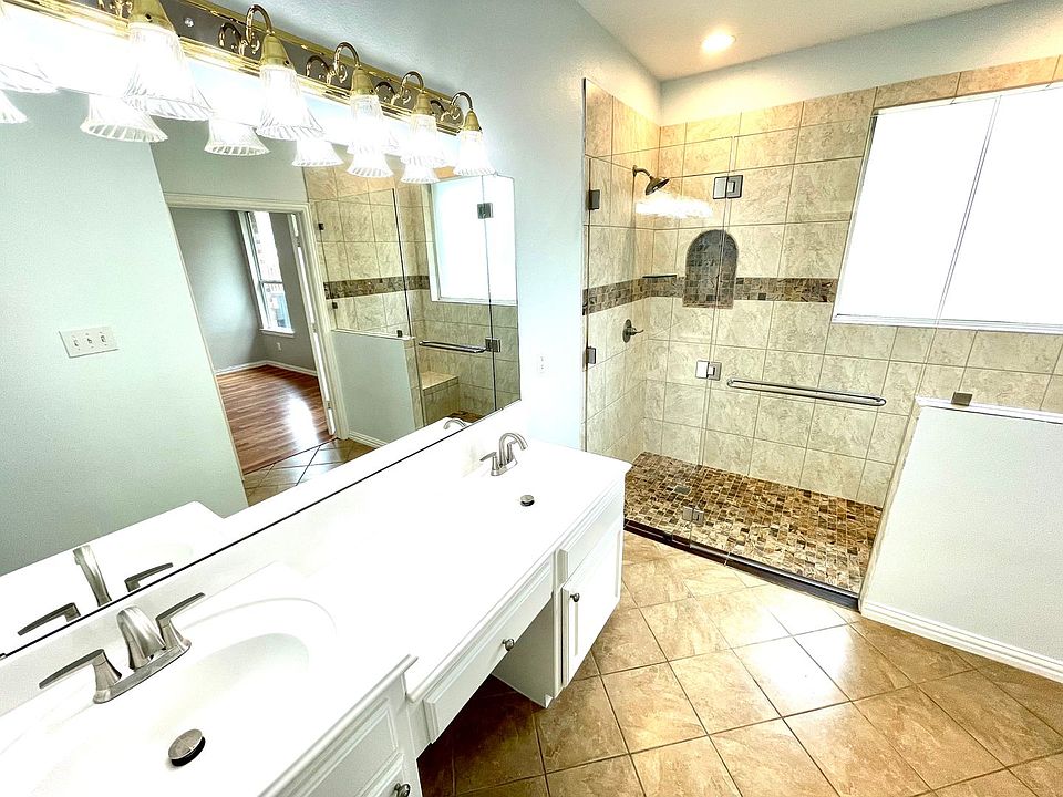 1st image of 832 Water Oak Dr