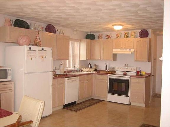 huge kitchen lots of spac