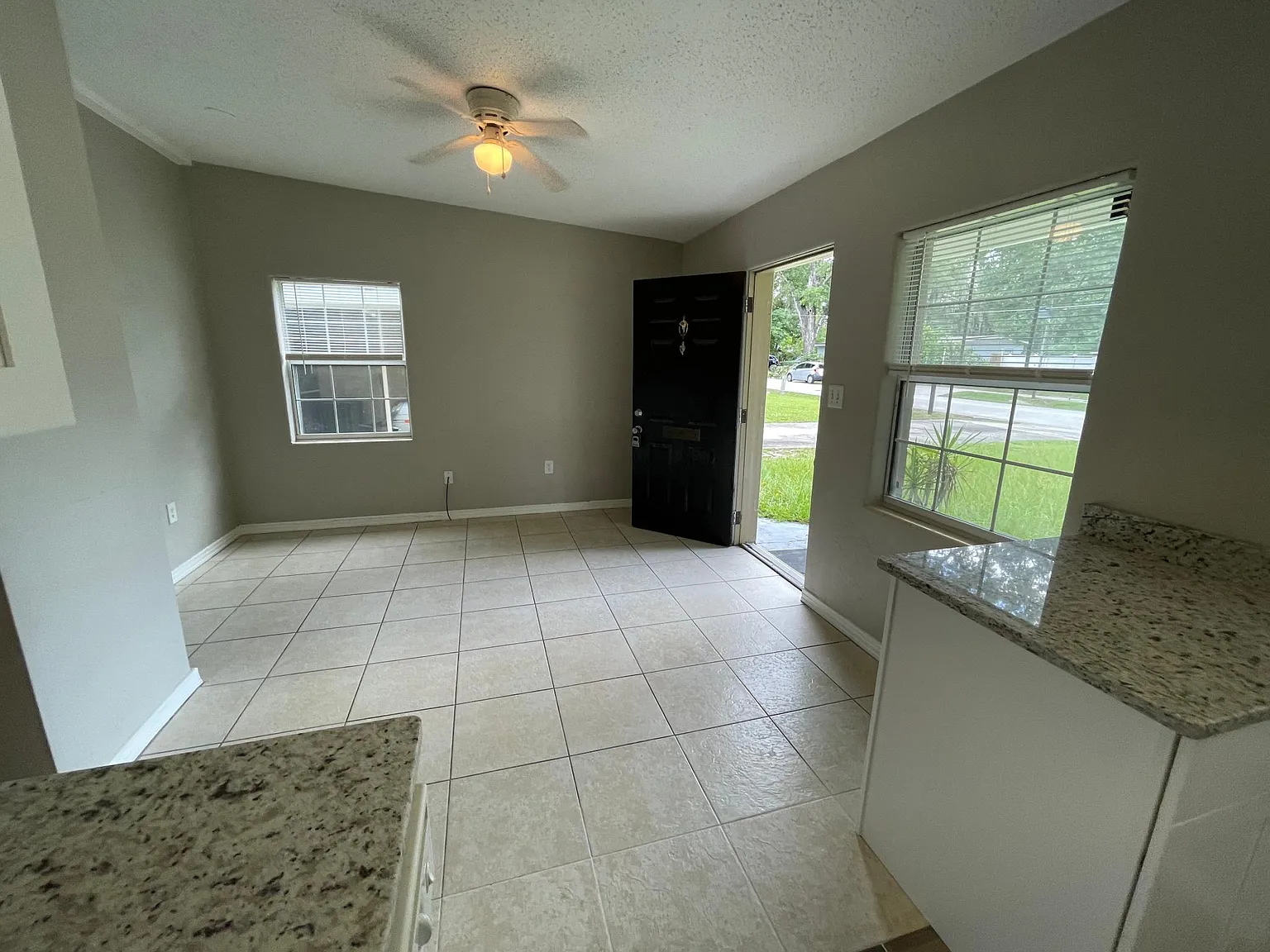 3 bed, 984 sqft, $1,600 — Photo 2