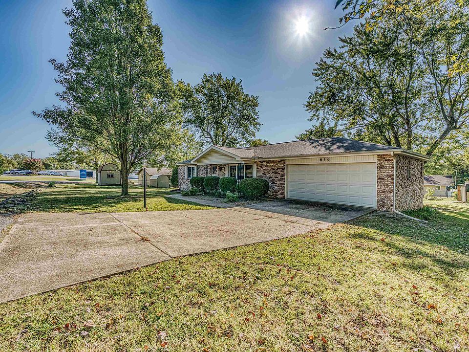 1st image of 616 Broadmoor Cir